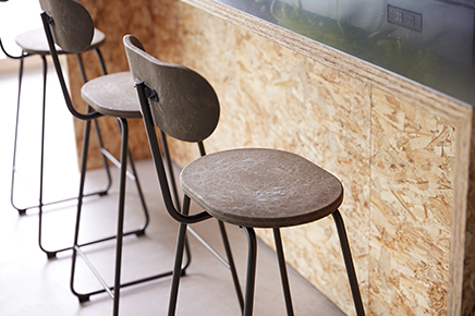 珈琲かすから生まれた家具